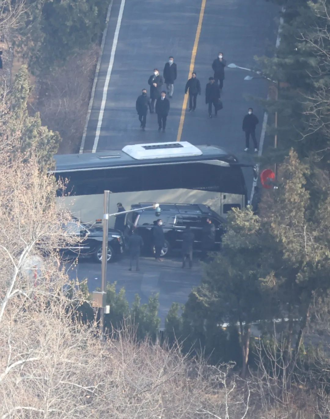 1月3日,联系东说念主员陆续离开韩国首尔龙山区汉南洞的总统官邸。新华社/纽西斯通信社