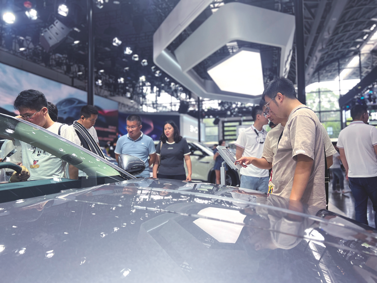     不少消费者来到汽车卖场看车购车。