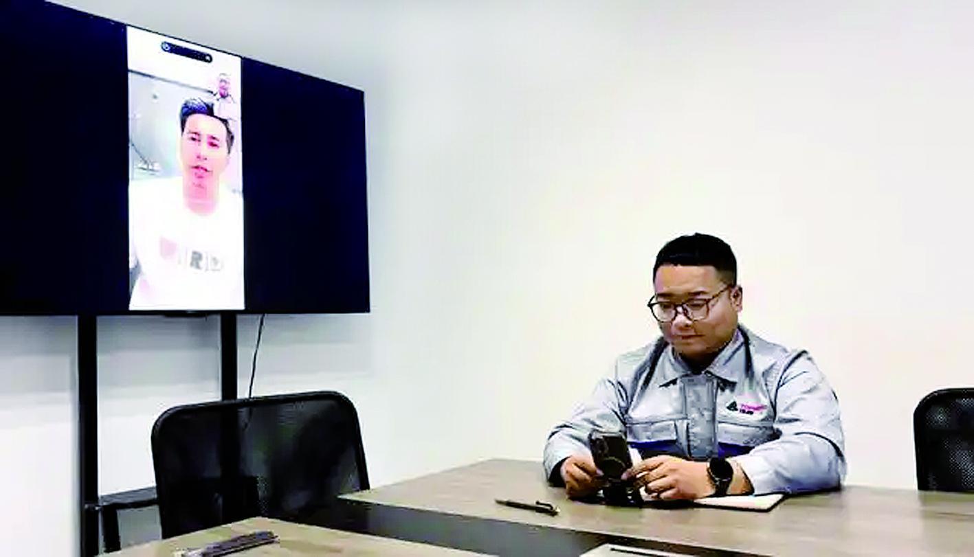 三轮摩托车公司业务员与塔吉克斯坦采购商通过视频连线洽谈订单 新华社发