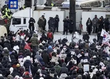 当地时间1月3日，尹锡悦支持者在官邸附近集会反对逮捕尹锡悦。