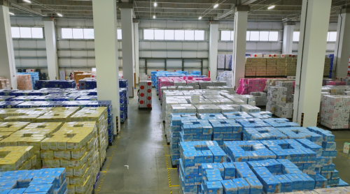 ▲通过拼多多新电商壮大后，宜婴建成了数万平方米的物流基地。（摄影 程艺辉）