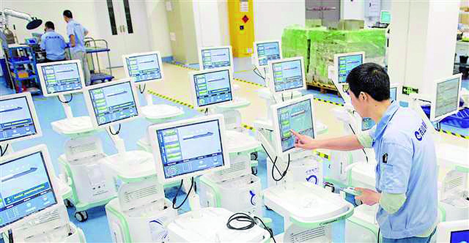 西山科技的工作人员正在对其自主研发设备进行调试。 据新重庆-重庆日报