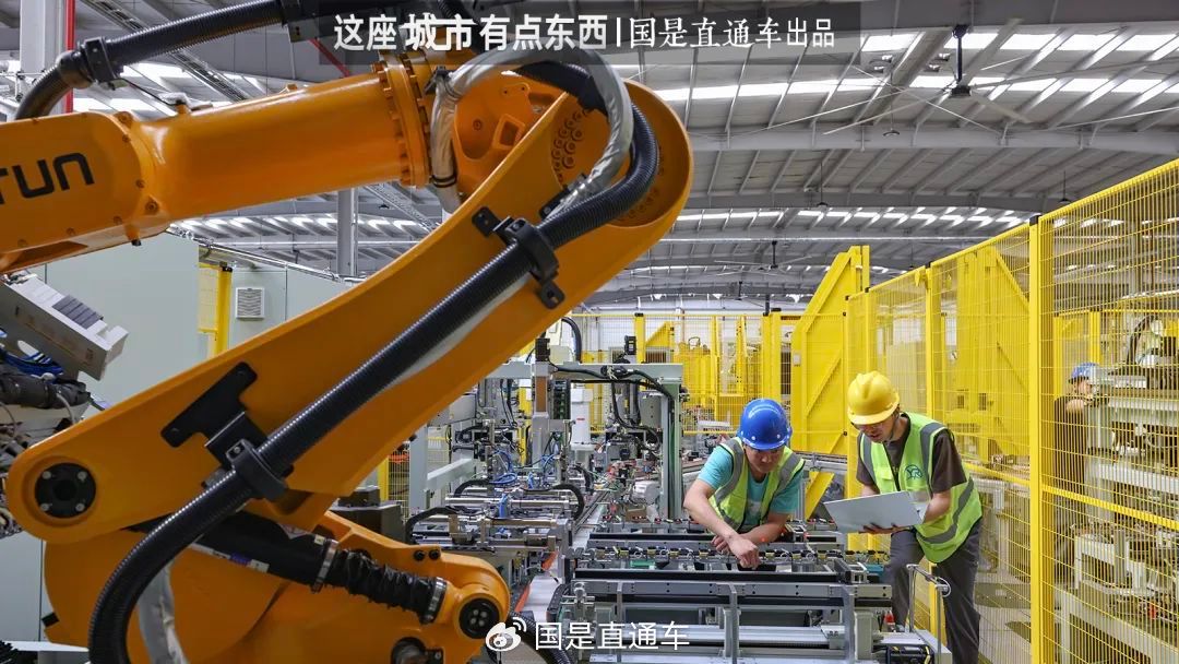 △江苏昆山，江苏烽禾升智能科技的责任主说念主员在责任间内奋力。（贵寓图）中新社记者 泱波 摄