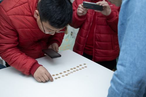 （京东工作人员上门完成了首个“狗头金”兑奖的线下信息核验）