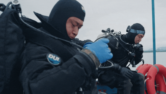 祁昊潜入水下拍摄