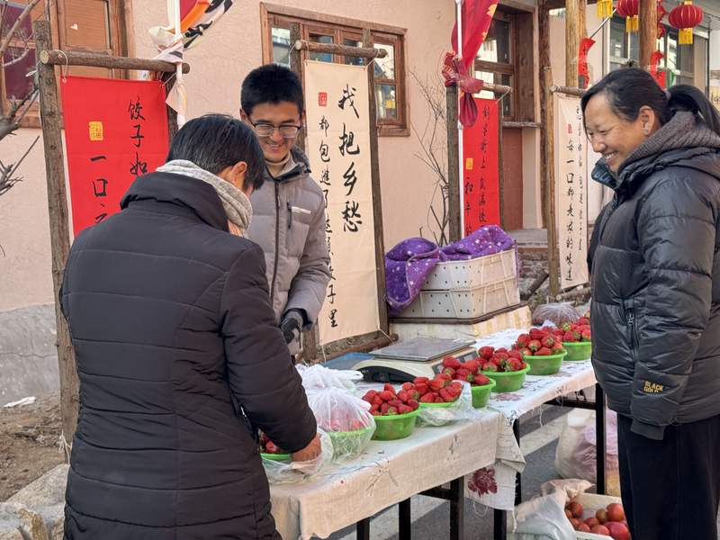 辛庄村创客街区内的摊位，售卖当地特色草莓。新京报记者 叶红梅 摄