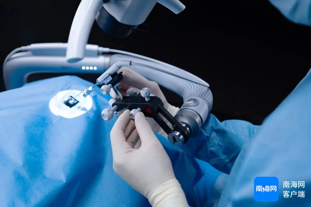 专家利用新设备为患者进行手术。乐城管理局供图