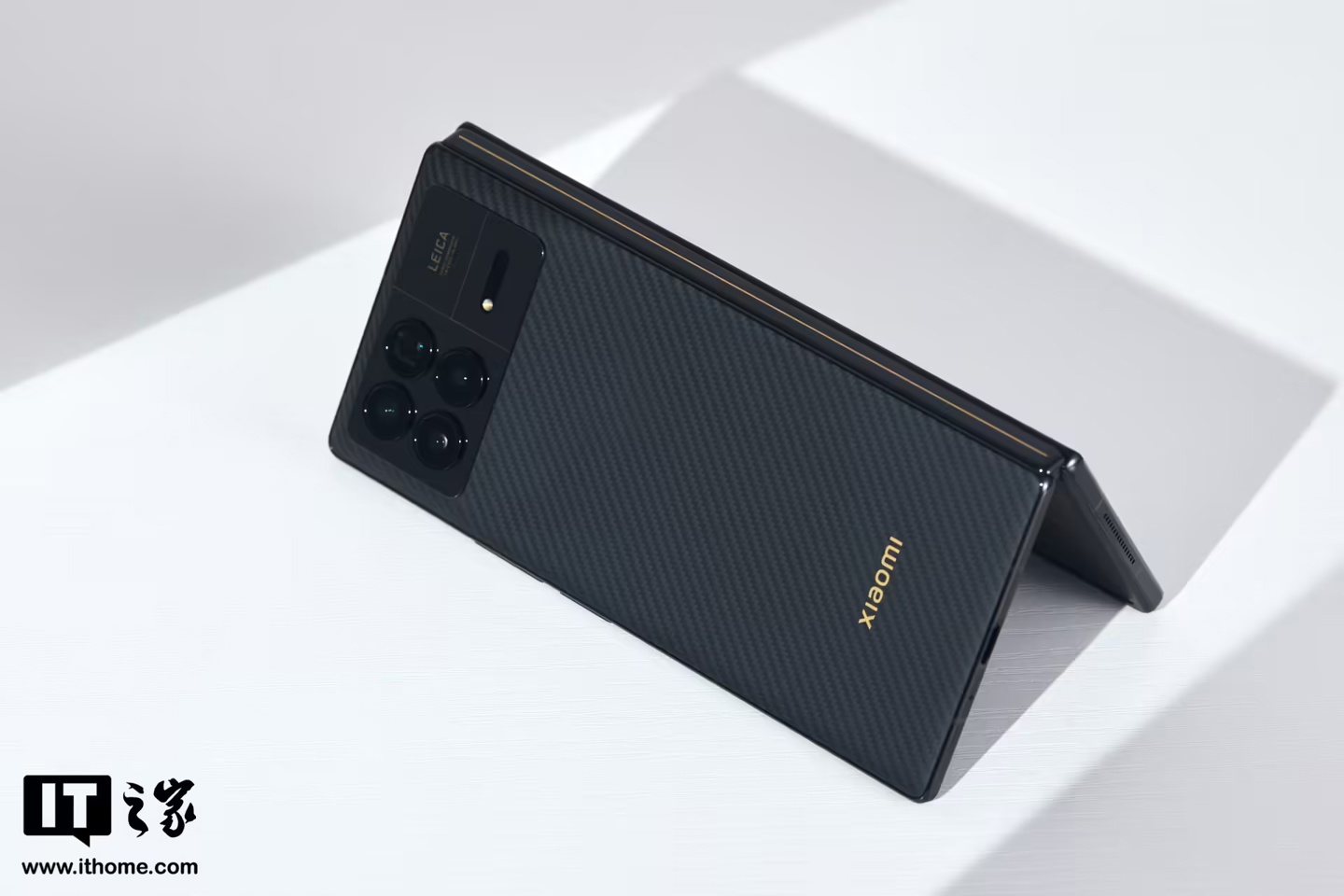▲ IT之家开箱：小米 MIX Fold 3 龙鳞纤维版
