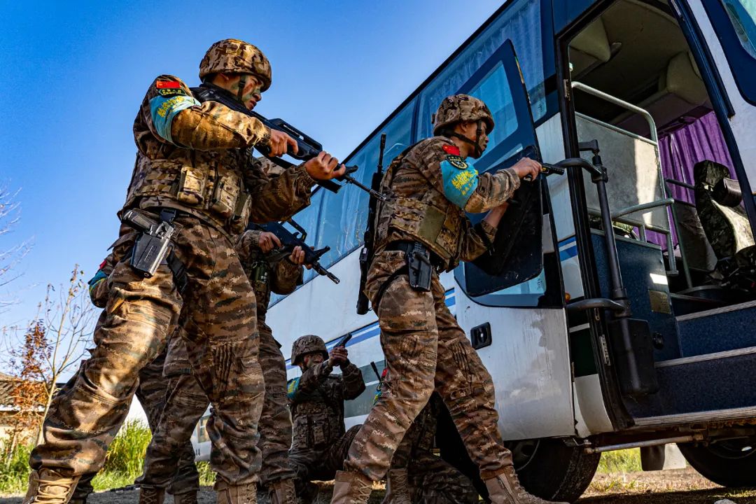 武警某部举行公交车反劫持演练