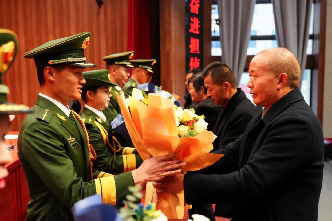 授衔!武警少尉