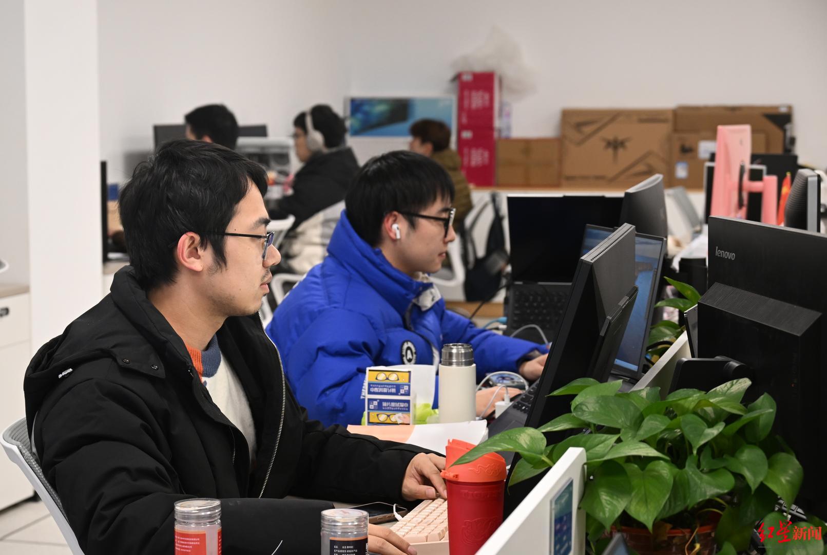 ▲成都信息工程大学新型产业学院的学生正在学习