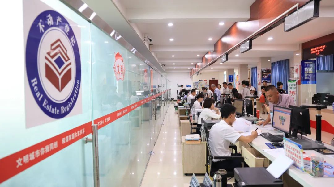 海南屯昌县不动产登记窗口。尹建军 摄