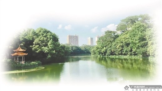 广西民族大学相思湖畔一景。广西民族大学提供