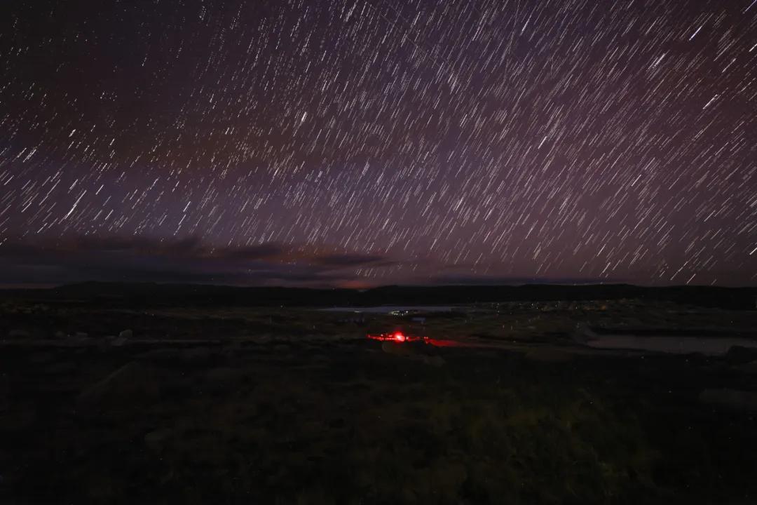 星空下的高海拔宇宙线观测站“拉索”（LHAASO）（合成照片）。新华社记者 金立旺 摄