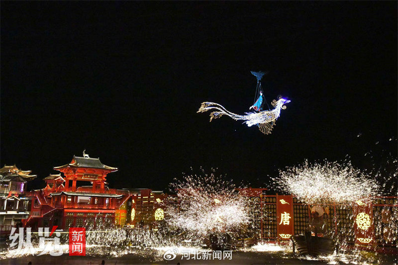 1月6日晚，采访团观看打铁花演出。张培根摄