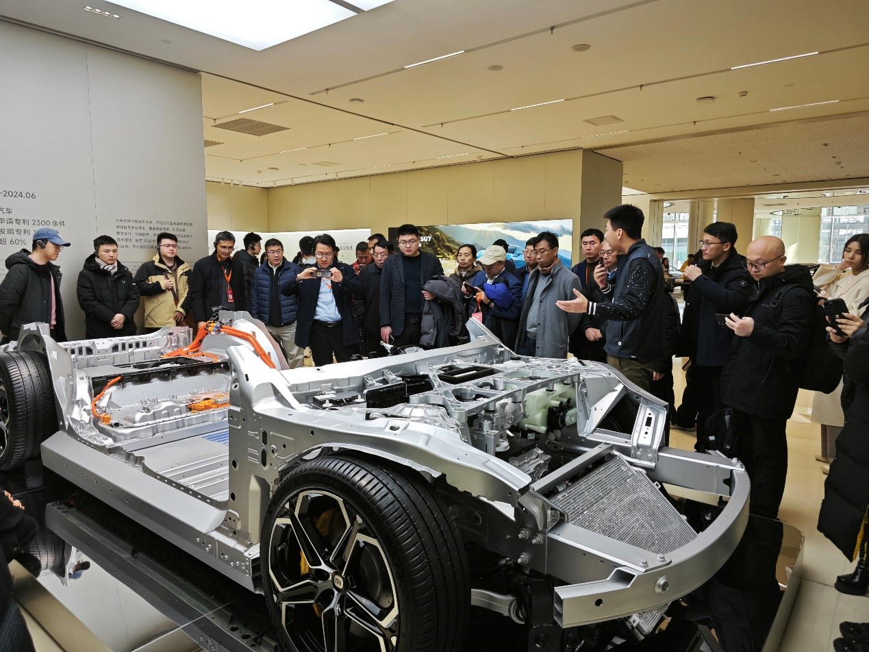 与会嘉宾走进小米汽车工厂