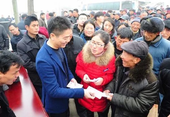 刘强东给老东说念主发红包。图源:新华报业网