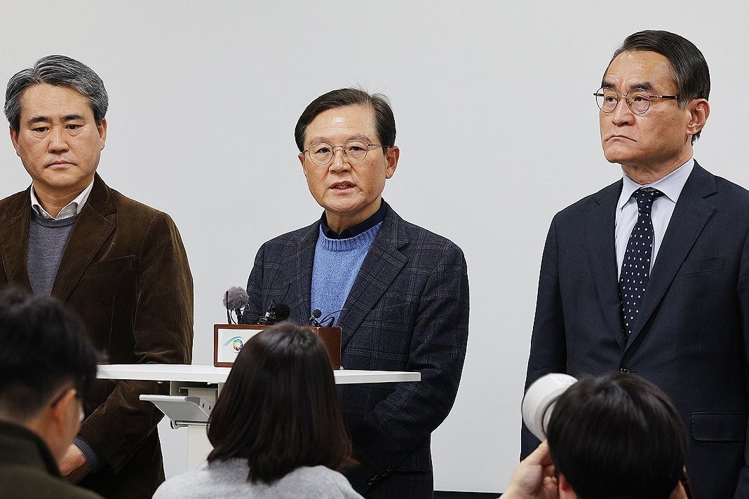 △尹锡悦代理律师尹甲根（中）