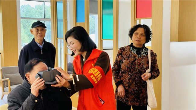 浙江移动台州分公司老人们依次体验VR眼镜