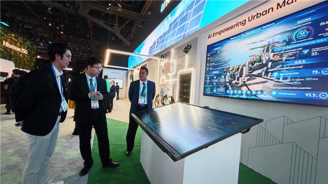 图|海信工程师向观众讲解海信智慧城市