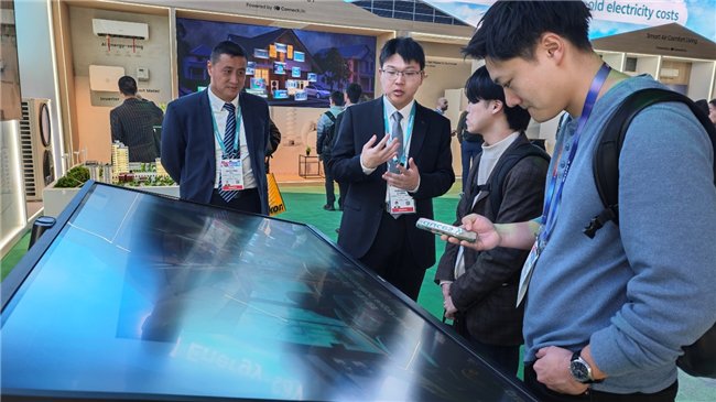 图|观众体验海信智慧城市公交安全驾驶场景