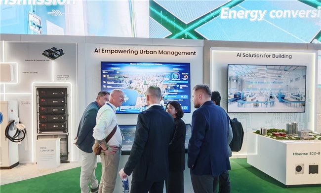 图|观众在海信智慧城市展台前体验交流