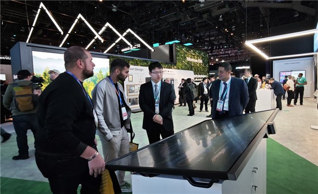 图|观众交流体验海信智慧城市展示场景