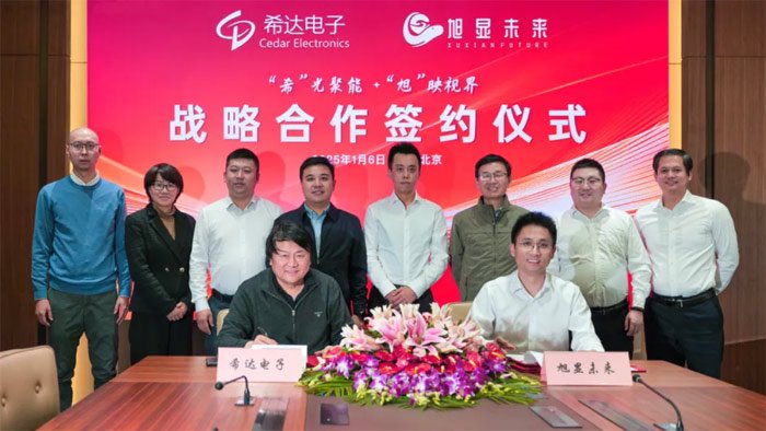 图为希达电子总经理王瑞光与旭显未来总裁刘晓东签约现场