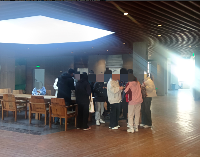 青浦店退款登记现场 时代周报记者摄