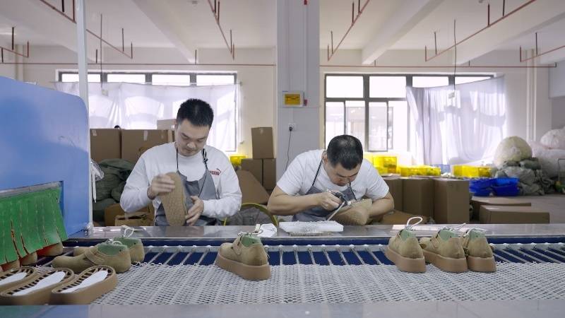 ▲在“新质供给”的加持下，惠东女鞋顺利实现了产业升级。（摄影/李孟麟）