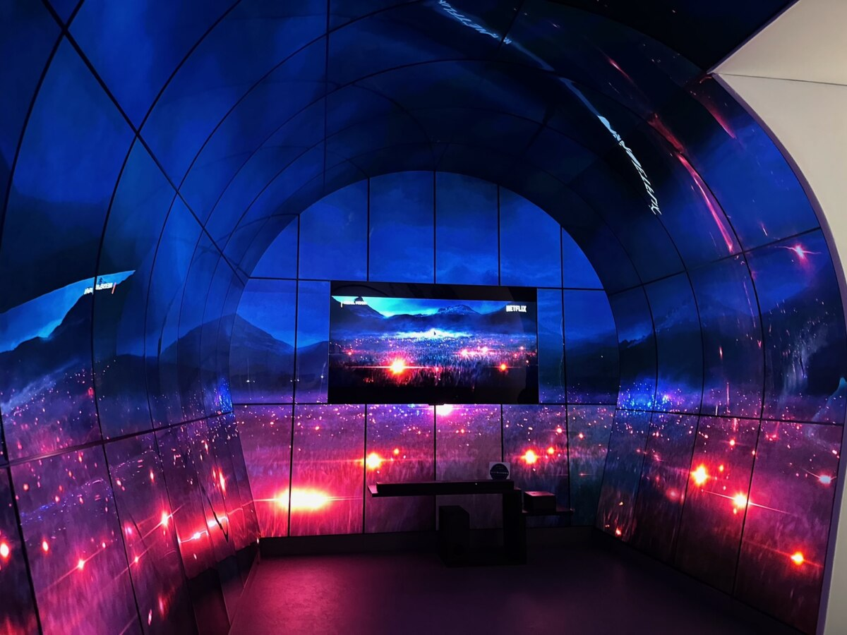 图 CES 2024上的LG电视显示屏