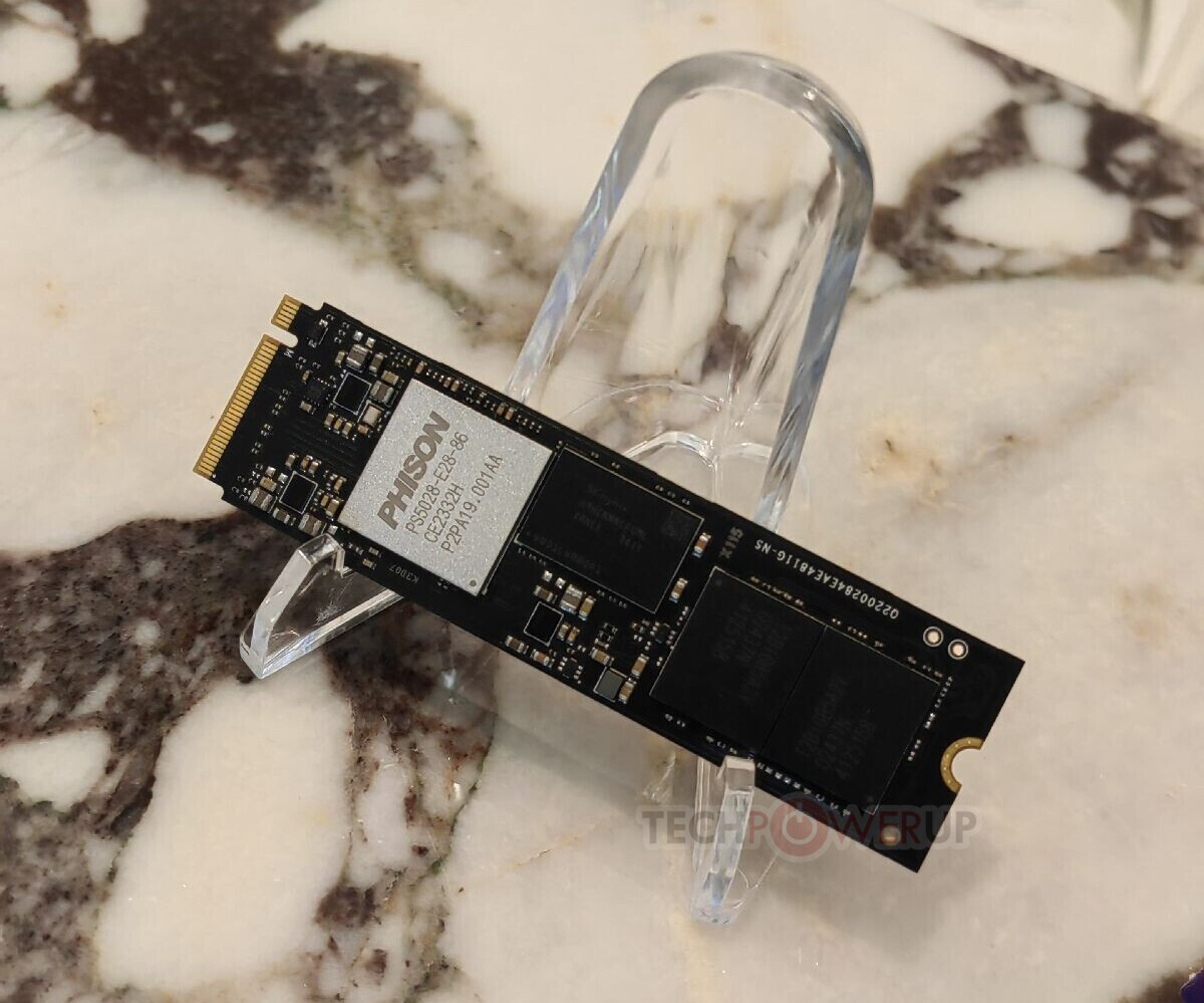 ▲ 外媒 TechPowerUp 在 CES 2025 现场所摄 E28 主控固态硬盘样品