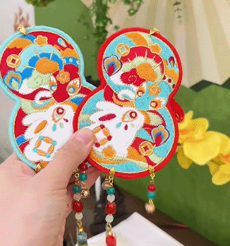 ▲【蛇盘兔，辈辈富】刺绣流苏香包