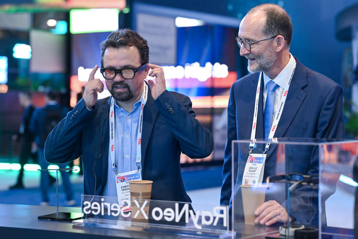 （图片：现场观众体验雷鸟 X3 Pro）