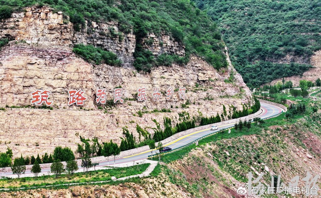 2024年7月16日，无人机拍摄的获评2023年全国“十大最美农村路”的武安市白云大道。河北日报记者 张昊摄