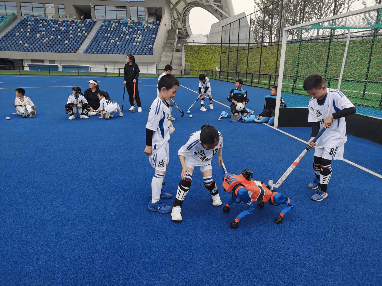 图为：西湖机器人四足机器狗应用场景