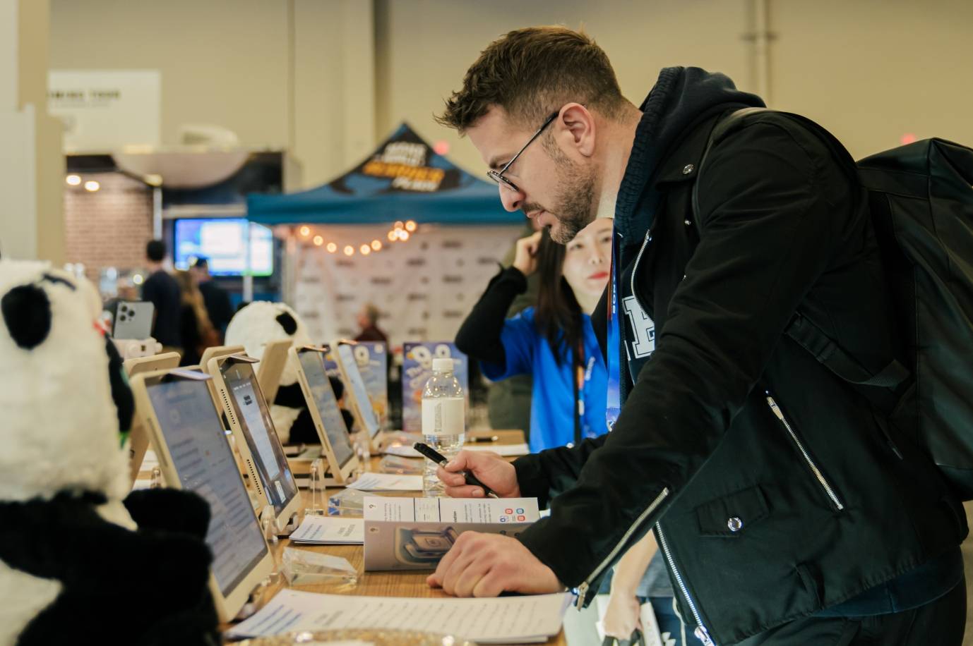 （图：海外参会者现场体验学而思学习机AI批改功能）