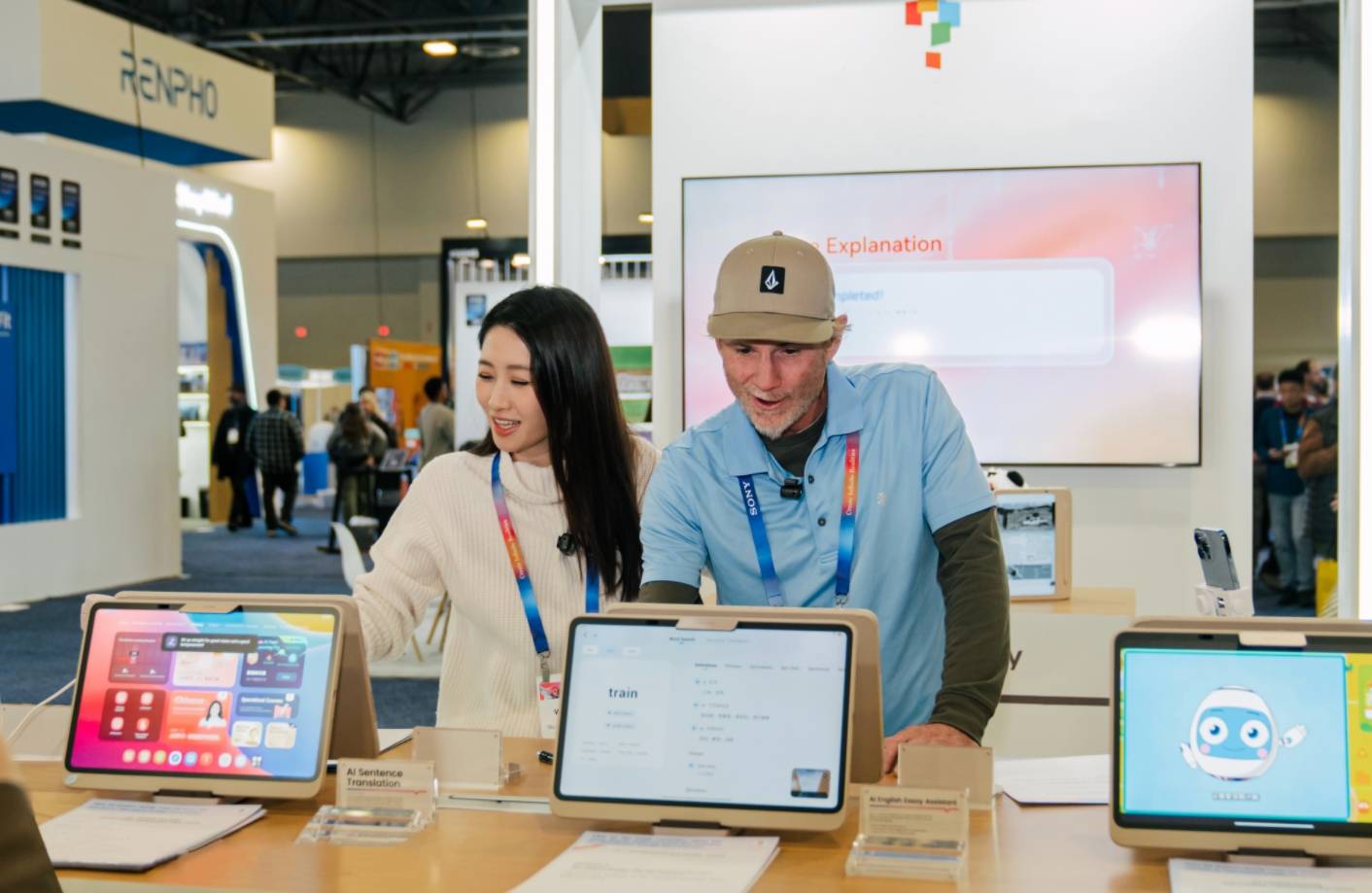 （图：参展嘉宾体验学而思学习机）