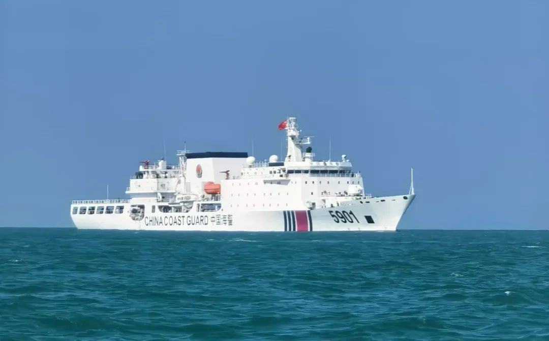 2025年伊始,中国海警万吨级执法船5901舰在中国管辖海域正常巡航执法