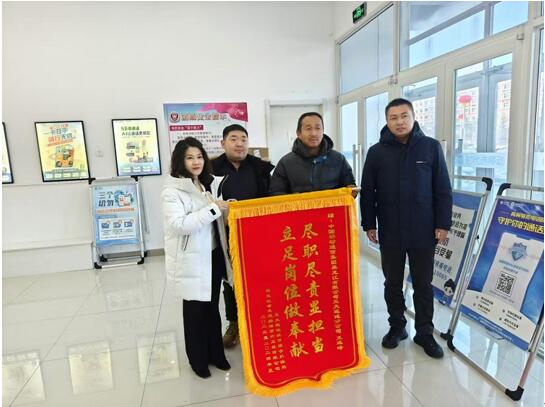 （图注：城市综合执法局及路桥公司为王连峰赠送锦旗合影左三）