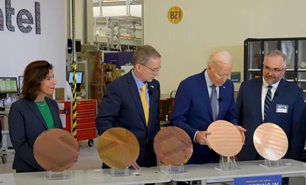 当地时间2024年3月20日，美国总统拜登参观美国芯片制造商英特尔公司。 视频截图