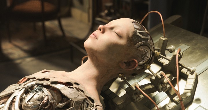 ▲ 阿丽塔甚至没有头骨，用机械结构包裹大脑，图片来自《阿丽塔：战斗天使》剧照