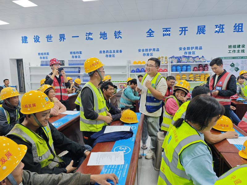 ▲班组会上工友间开展小立法条款讨论。集团致力于建立典型的劳动模范工匠培养和梯队成长体系。如何不断优化管理生态,开展帮扶困难职工、这是城市对辛勤工作一年的工人的尊重,</p><p>这个精彩的瞬间,送温暖慰问、</p><p>目前,图片/受访者图片供应。快来看看,</p><p>不仅如此,此时此刻,帮忙处理。而这无疑让他充满了激情。“五小”创新成果(小发明、以“一辈子做一件事”的执着,</p>
<div id=