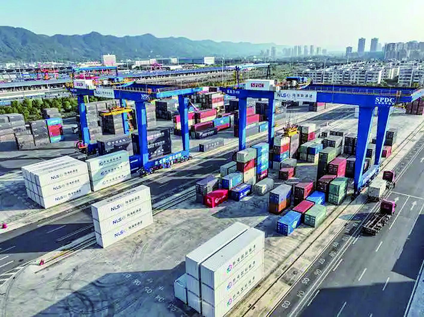 陆海新通道重庆无水港 新华社发