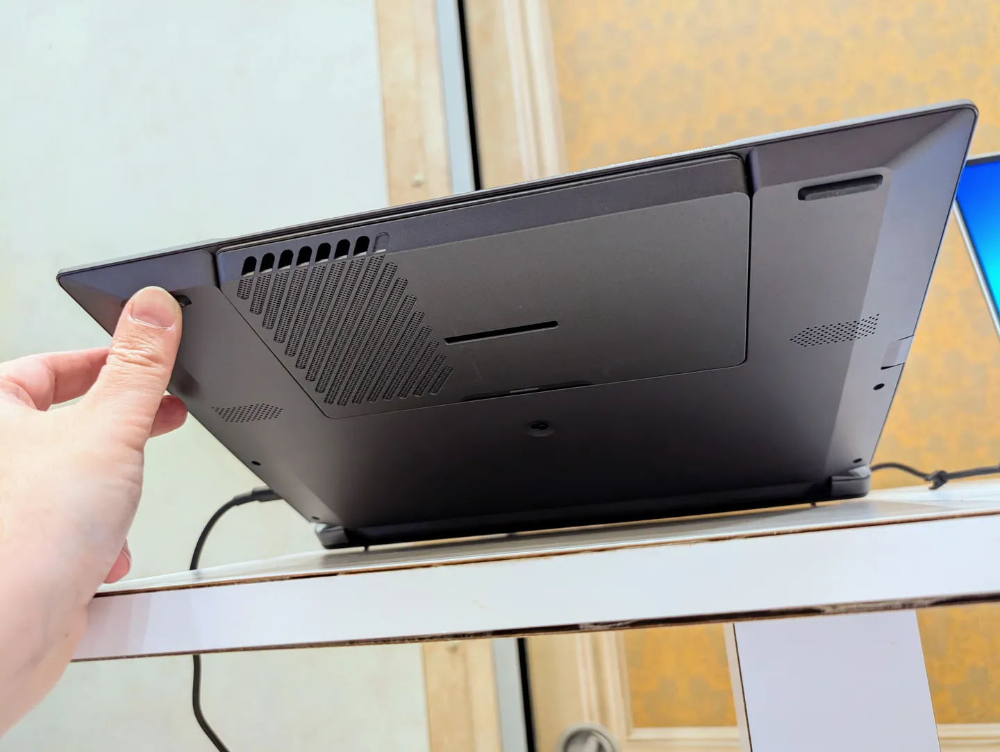 ▲ 模块插在笔记本电脑底部