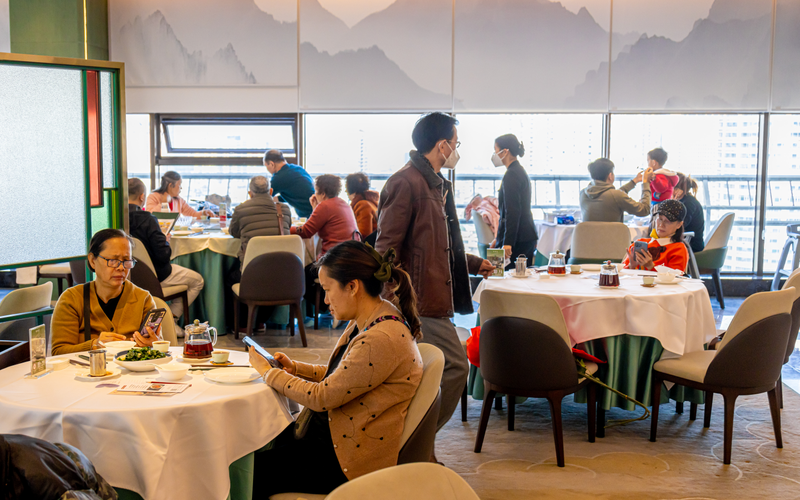 ▲广州一餐厅里，市民正在消费。图/IC photo