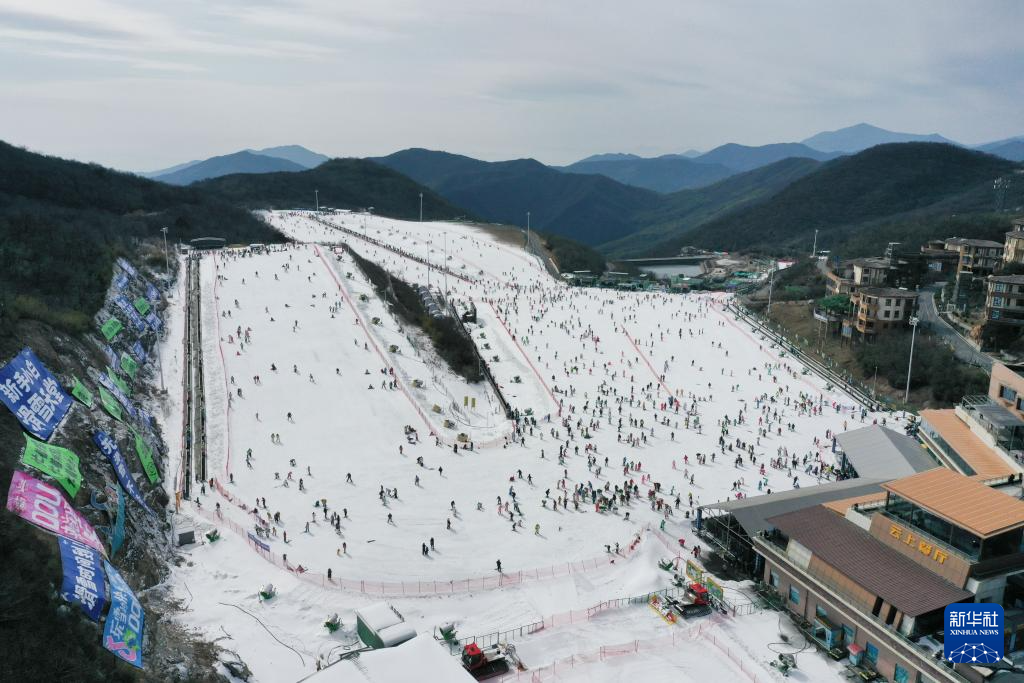 赛暨冰雪嘉年华活动在浙江省湖州市安吉县山川乡云上草原滑雪场举行