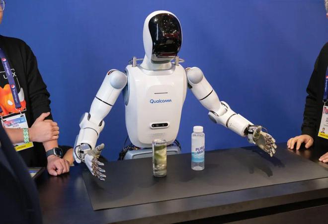 在高通展台展示的阿加犀人形机器人｜图片来源：极客公园