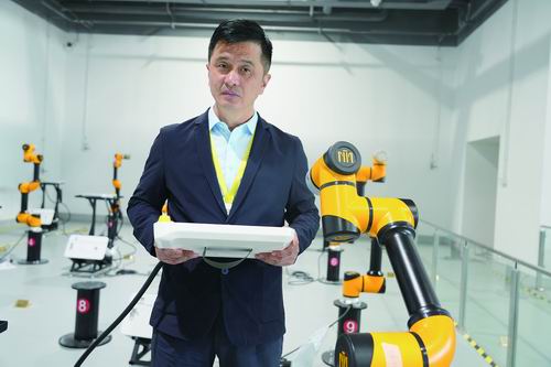 骆敏舟在操作机械臂。受访者供图