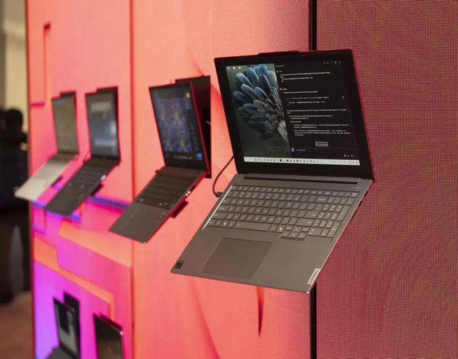 AIPC能够在端侧调用本地模型的算力，处理更多AI大模型任务｜图片来源：极客公园